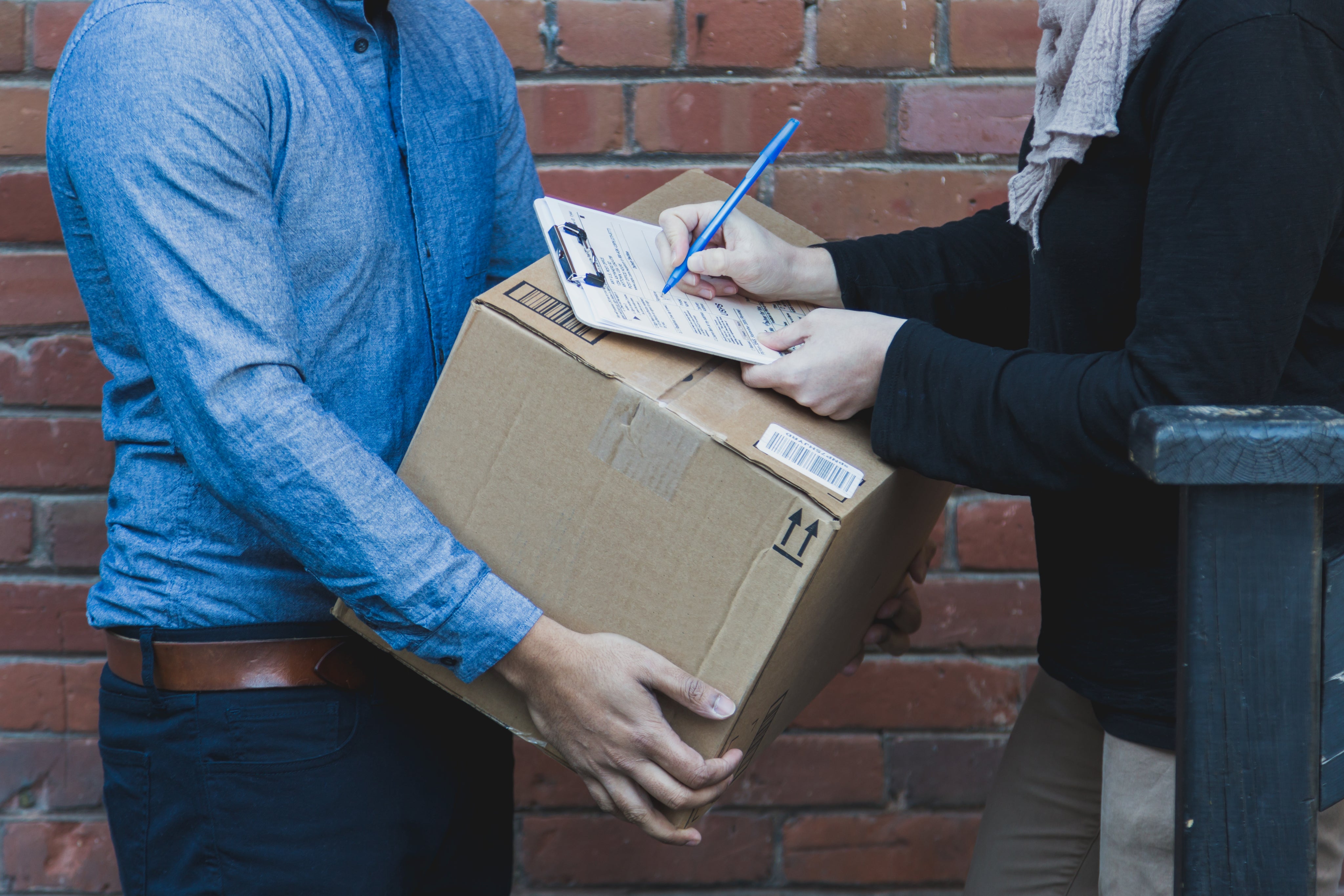 man-signing-for-shipping-box - highlandwhiskyshop